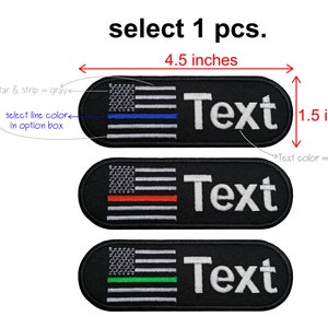 Può includere: Tre toppe ricamate con un designo di bandiera americana, una linea di colore singola e la parola "Testo" in bianco. Le toppe sono larghe 4,5 pollici e alte 1,5 pollici. I colori delle linee sono blu, rosso e verde.