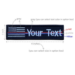 Può includere: Toppa rettangolare con la scritta "Your Text" in azzurro, sopra una linea rossa e blu. La toppa presenta un piccolo disegno della bandiera americana e misura 10 cm di lunghezza e 2,5 cm di altezza.