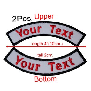 Peut inclure: Deux patchs en tissu blanc avec une bordure noire. Chaque patch est incurvé et porte le texte "Your Text" en broderie rouge. Les patchs mesurent 10 cm de long et 2 cm de haut. Les textes "2Pcs. Upper" et "Bottom" sont imprimés en rouge au-dessus et en dessous des patchs.