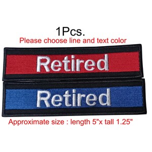 Op de afbeelding: Twee rechthoekige geborduurde patches met het woord "Retired" in het wit. Eén patch heeft een rode achtergrond, de andere is blauw. De patches zijn ongeveer 12,7 cm lang en 3,2 cm hoog.