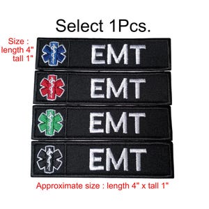 Puede incluir: Cuatro parches bordados negros con la palabra "EMT" en letras blancas. Cada parche presenta un símbolo médico de color diferente: azul, rojo, verde y negro. Los parches miden aproximadamente 10 cm de largo y 2,5 cm de alto.