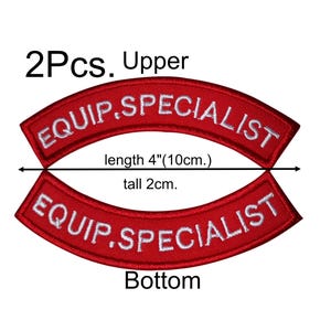 Puede incluir: Dos parches bordados rojos con texto blanco que dice "EQUIP.SPECIALIST". Los parches miden 10 cm de largo y 2 cm de alto.