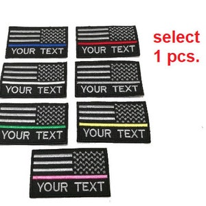 Può includere: Toppe rettangolari nere con un design a bandiera americana e un'area di testo personalizzabile. Ogni toppa ha una striscia di colore diverso: blu, rosso, bianco, verde, giallo e rosa. Il testo "YOUR TEXT" è visualizzato sotto.