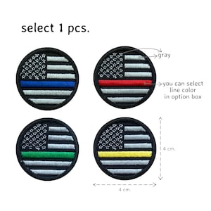 Può includere: Toppe ricamate rotonde con la bandiera americana e una striscia colorata. Ogni toppa misura circa 4 cm di diametro ed è disponibile con strisce blu, rosse, verdi o gialle. Il testo "select 1 pcs." è visibile.