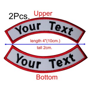 Peut inclure: Deux patchs en tissu blanc avec une bordure rouge, chacun avec le texte "Your Text" en noir. Les patchs sont incurvés et mesurent 10 cm de long et 2 cm de haut. Les textes "Upper" et "Bottom" sont imprimés au-dessus et en dessous des patchs.