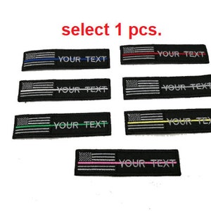 Può includere: Set di sei toppe ricamate da stirare che raffigurano la bandiera americana con una sottile striscia colorata al centro. Le strisce sono blu, rossa, bianca, verde, gialla e rosa. Ogni toppa ha il testo "YOUR TEXT" stampato sotto la bandiera.