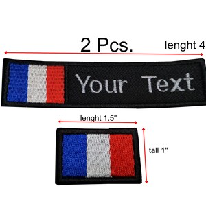 Pode incluir: Dois remendos bordados pretos com um design de bandeira francesa. Um remendo mede 10 cm de comprimento e 2,5 cm de altura e tem o texto "Your Text" bordado. O outro remendo mede 3,8 cm de comprimento e 2,5 cm de altura.