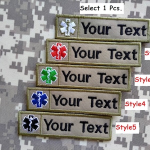 Può includere: Cinque stili diversi di toppe ricamate con un simbolo medico e il testo "Your Text". Le toppe sono beige con ricami neri, bianchi, rossi, verdi e blu. Il testo "Select 1 Pcs." è in alto nell'immagine.