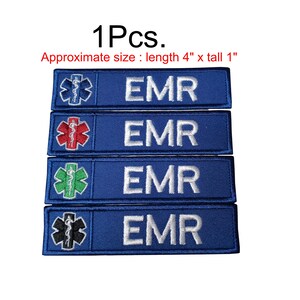 Puede incluir: Cuatro parches bordados azules con el texto "EMR" en blanco y un símbolo médico en diferentes colores: azul, rojo, verde y negro. Los parches miden aproximadamente 10 cm de largo y 2,5 cm de alto.