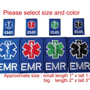 Op de afbeelding: Vijf geborduurde patches met een blauwe achtergrond en een wit medisch symbool. Het symbool is een ster van het leven met een slang eromheen gewikkeld. De patches zijn verkrijgbaar in rood, groen en zwart. De tekst "EMR" staat onder het symbool. De patches zijn verkrijgbaar in twee maten: klein (1 inch bij 1,5 inch) en groot (2 inch bij 3 inch).