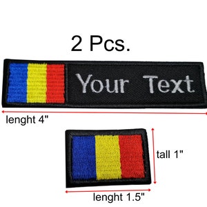 Könnte beinhalten: Zwei gestickte Patches. Ein Patch ist ein 10 cm x 2,5 cm großer schwarzer Patch mit weißem Text, der "Your Text" lautet. Der andere Patch ist ein 3,8 cm x 2,5 cm großer Patch mit den Farben der rumänischen Flagge: Blau, Gelb und Rot.