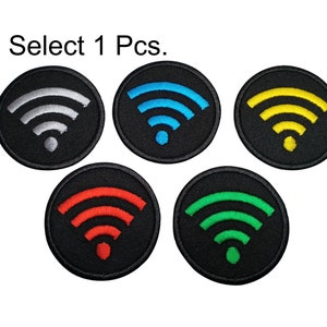 Puede incluir: Cinco parches bordados para planchar con un símbolo de wifi en diferentes colores: gris, azul, amarillo, rojo y verde. Los parches son circulares y tienen un fondo negro. El texto "Select 1 Pcs." está encima de los parches.