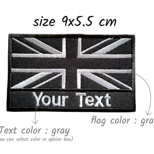Peut inclure: Un patch brodé gris représentant le drapeau de l'Union Jack avec des lignes blanches. Le patch comporte le texte "Your Text" sous le drapeau. Le patch mesure 9 par 5,5 centimètres.