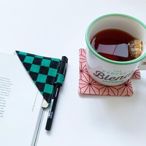 Può includere: Un set di tre tazze in ceramica con finitura opaca e macchiettata. Le tazze sono nei toni del crema, grigio chiaro e grigio scuro. Ogni tazza ha un design semplice e minimalista, perfetto per caffè o tè.
