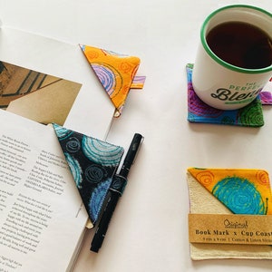 Segnalibro angolare in tessuto color pastello – accessorio per libri bifacciale, sottobicchiere, portapenne e regalo per insegnanti