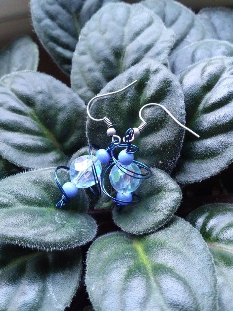 Boucles d'oreilles Blue Swirl Wire Wrap Dangle Blue Shiny Sparkly Dainty Plastic Wrapped Wire Work Drop Boucles d'oreilles Cadeau pour son amour mignon Unique Handmad image 5