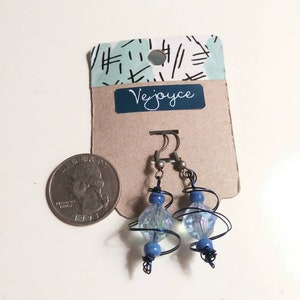 Boucles d'oreilles Blue Swirl Wire Wrap Dangle Blue Shiny Sparkly Dainty Plastic Wrapped Wire Work Drop Boucles d'oreilles Cadeau pour son amour mignon Unique Handmad image 2