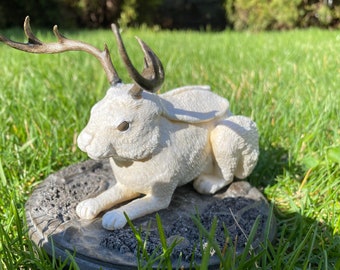 Statua Jackalope w pozie „catloaf”
