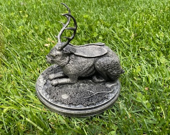 Statua Jackalope w pozie „catloaf”
