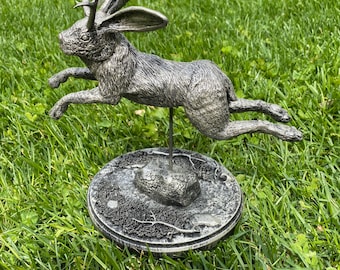 Statua skaczącego jackalope'a