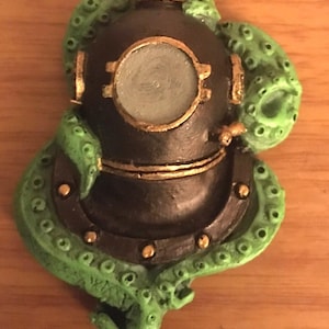 Deluxe diving helmet magnet with tentacles.