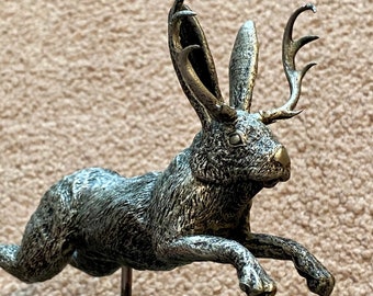 Miniaturowa figurka skaczącego jackalope'a
