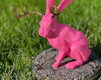 Posąg siedzącego jackalope'a (kolor)