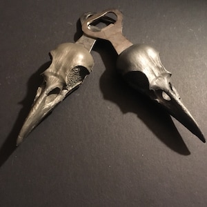 Crowpener, abridor de botellas con forma de calavera de cuervo.