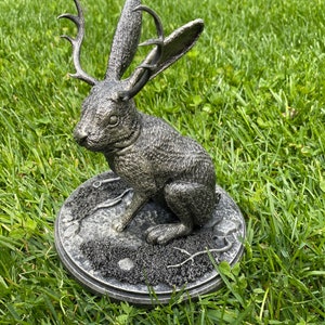 Statua di Jackalope (posa del coniglietto di cioccolato)