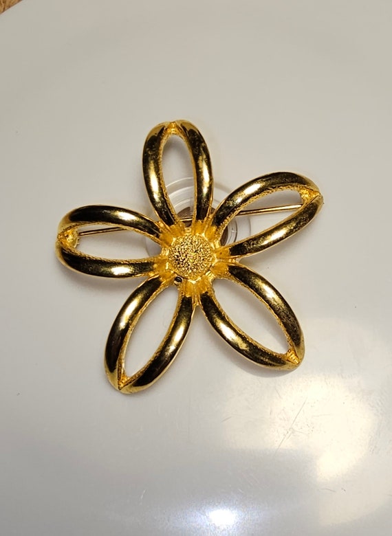 Vintage Gold Tone Domed Flower Pin Brooch