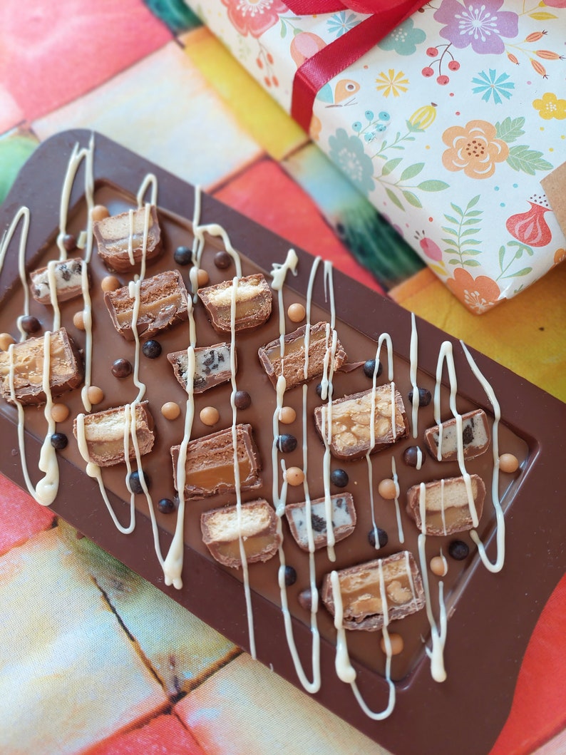 La mejor barra de chocolate de todos los tiempos / Barra de chocolate con leche hecha a mano con bocados de Snickers, Mars, Twix y Cadbury Oreo / Perfecta para cualquier ocasión imagen 1