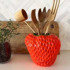 SHIPS FAST Red Strawberry Shaped Vase 3D Strawberry Vase Planter Decor Spring Decor Mother's Day Gift Birthday Gift