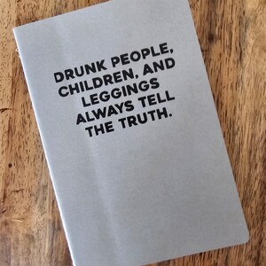 Cuaderno: Los borrachos, los niños y las calzas siempre dicen la verdad Cuaderno- gris con negro -- Diario -- Cuaderno rayado
