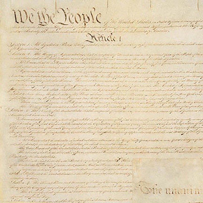 Pode incluir: Um documento hist&oacute;rico em papel pergaminho envelhecido de cor esbranqui&ccedil;ada com caligrafia cursiva castanho-escura. O texto come&ccedil;a com o cabe&ccedil;alho We the People e continua com o Artigo 1, exibindo uma densa escrita manual por todo o lado.