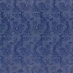 Pode incluir: Um padrão repetido de ramos e flores florais azuis sobre um fundo azul texturizado. O design apresenta flores e folhas estilizadas, criando uma estética clássica e elegante. O tecido parece ser um material tecido.