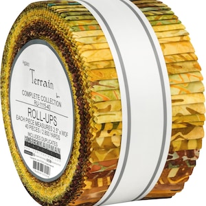 Pode incluir: Um rolo de tiras de tecido da coleção Terrain Complete. Os roll-ups são embrulhados com uma faixa branca e apresentam uma variedade de cores quentes, incluindo amarelo, marrom e verde. Cada peça mede 6,35 cm de largura.