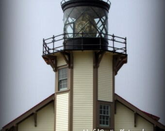 Pode incluir: Um farol branco e castanho com uma lanterna preta e dourada no topo. O farol tem uma janela grande no lado e uma janela menor na frente. O texto "A Joyful Creation Photography" e "www.ajoyfulcreationphoto.etsy.com" é visível na frente do farol.