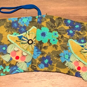 Monedero con cremallera para chica con sombrero de jardín hecho a mano, estampado floral mostaza y azul