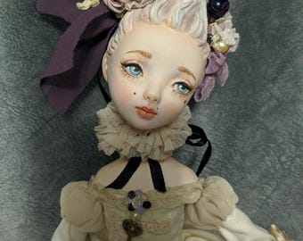 Poupée d'art OOAK en porcelaine froide sous cloche - France