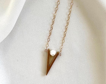 Süßwasserperle, Messing Geometrische V-Form & 14K Gold Fill Kette mit Verschluss Halskette // Weiß Creme, Eine einer Art einstellbare Midi Länge