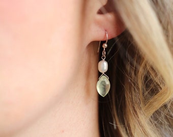Groene Prehniet Faceted Marquise, Fresh Water Pearl & Sterling Silver Oorbellen // Lichtgroen en wit, lichtgewicht sierlijke delicate oorbellen