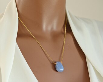 Blauwe paarse Chalcedony handgesneden teardrop ketting op 22K Vermeil of Sterling Zilver Fijne Ketting, onregelmatige gevormde gladde scheurval ketting