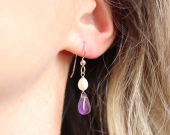 Amethyst Teardrop, Fresh Water Pearl & Sterling Silver Oorbellen // Paars en Wit, Lichtgewicht Dainty Delicate, Limited Edition Oorbellen