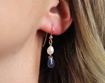 Sapphire Smooth Puffed Teardrop, Fresh Water Pearl & 14K Gold Fill Oorbellen // Donkerblauw en wit, lichtgewicht sierlijke delicate oorbellen