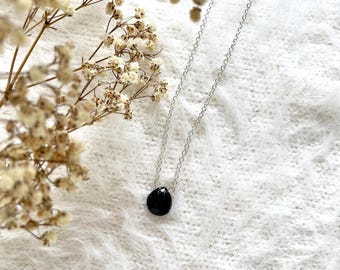 Facettierte Onyx-Tropfen, Sterlingsilber-Kette & Verschluss // Schwarze, zierliche, leicht verstellbare Halskette, Juli Geburtsstein