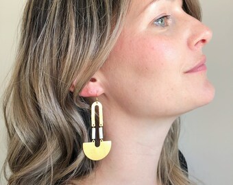Mutter der Perle, Rohmessing und 14K Gold Füllen Ohr Drähte Ohrringe / / einfache geometrische weiß und Gold gehämmert minimalistische Aussage Ohrringe