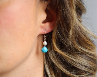 Sleeping Beauty Turquoise Faceted Teardrop, Fresh Water Pearl & Sterling Silver Oorbellen // Helderblauw en wit Lichtgewicht Dainty Sparkly
