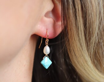 Doornroosje turkoois gefacetteerd vierkant, zoetwaterparel & 14K gouden vulling oorbellen // Helderblauw en wit lichtgewicht Dainty Sparkly