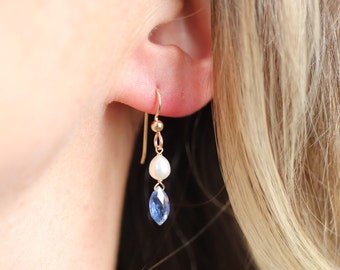 Kyaniet Faceted Marquise, Fresh Water Pearl & 14K Gold Fill Oorbellen // Blauw en Wit, Lichtgewicht Dainty Delicate Limited Edition Oorbellen