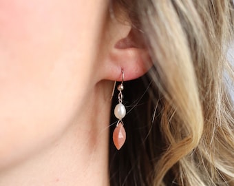 Peach Moonstone Faceted Marquise, Fresh Water Pearl & Sterling Silver Oorbellen // Roze mauve oranje en wit, lichtgewicht sierlijke oorbellen